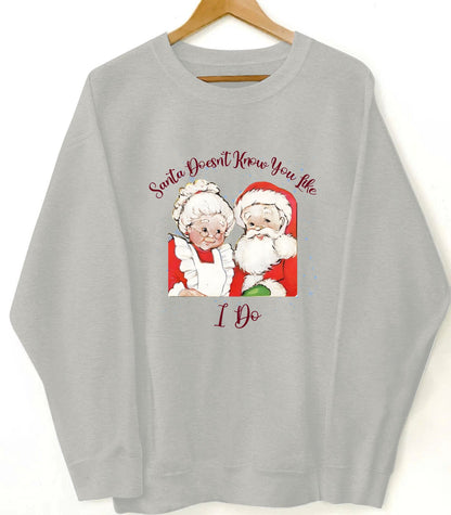 Custom Christmas Sweatshirt – Personalized Santa & Mrs. Claus Graphic Pullover, Funny Holiday Gift with Custom Text Option, Cozy Unisex Crewneck for Couples, Family & Friends