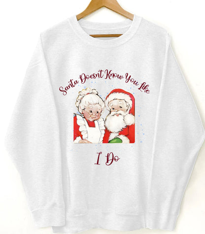 Custom Christmas Sweatshirt – Personalized Santa & Mrs. Claus Graphic Pullover, Funny Holiday Gift with Custom Text Option, Cozy Unisex Crewneck for Couples, Family & Friends