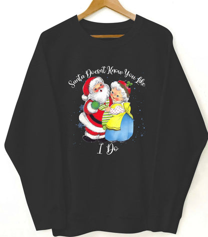 Custom Christmas Sweatshirt – Personalized Santa & Mrs. Claus Graphic Pullover, Funny Holiday Gift with Custom Text Option, Cozy Unisex Crewneck for Couples, Family & Friends